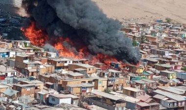 impresionante incendio en Iquique deja al menos 30 viviendas destrozadas