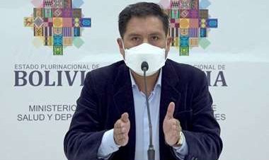 Médicos dicen que el ministro Auza busca cuidar su cargo al suspender la exigencia del carnet de vacunación