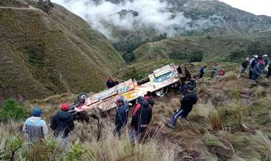 Un bus se embarranca 400 metros y deja 18 heridos y 11 fallecidos en Cochabamba