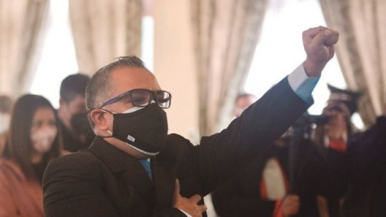 Gobierno destituye a Cox tras escándalo en contratación de un abogado de Murillo