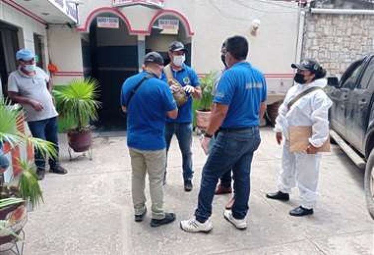 Hallan a una mujer sin vida con 15 puñaladas en un alojamiento al que dicen que ingresó con su pareja