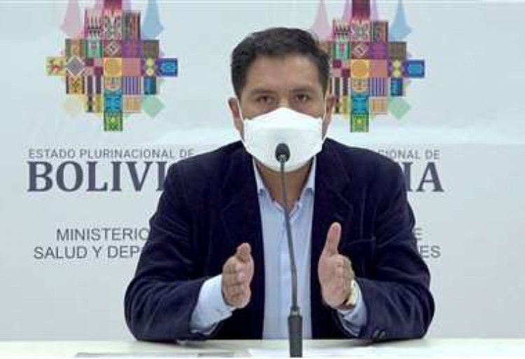 Médicos dicen que el ministro Auza busca cuidar su cargo al suspender la exigencia del carnet de vacunación