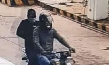 Difunden imágenes de los atracadores que robaron más de Bs 100 mil en un surtidor