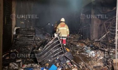 En Santa Cruz, incendio en el mercado 4 de Noviembre destruye al menos 12 casetas