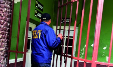 Un hombre invade la casa de su expareja, la apuñala y lanza a la hija de ambos por la ventana