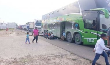 Tres bloqueos incomunican a Santa Cruz con el occidente