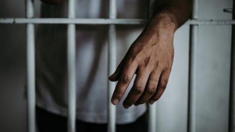 Un joven es sorprendido cuando intentaba abusar a un niño en un baño público