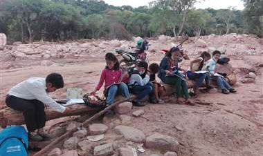 Niños de Tomatirenda (Entre Ríos) pasaron clases sentados en un tronco, el aluvión destruyó su escuela