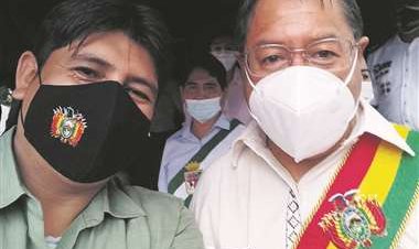 Arce desafía la decisión de expulsión del MAS y recibe a Cuéllar en su despacho