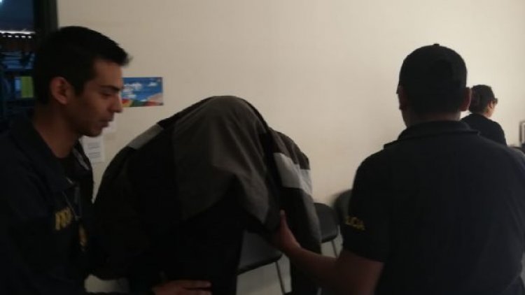 Aprehenden a funcionaria judicial por pedir $us 5.000 a mamá que buscaba la tutela de sus hijos