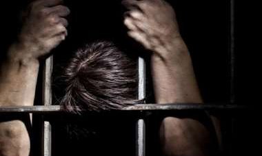 Reclusos abusan de un sujeto que violó a su hija de 4 años en Colombia