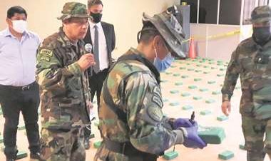 Ordenan detener a tres jefes de Policía antidrogas y piden que citen a Evo