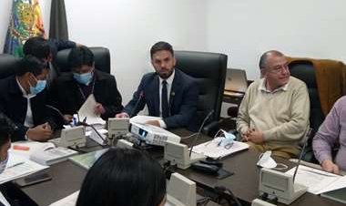 El ministro de Gobierno muestra datos y sugiere que la lucha antidroga es más eficiente hoy que en la era Evo