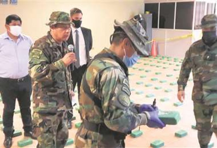 Ordenan detener a tres jefes de Policía antidrogas y piden que citen a Evo