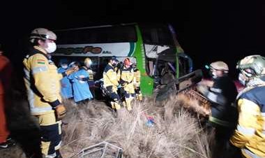 Un muerto y 25 heridos por el embarrancamiento de un bus que se dirigía a Santa Cruz