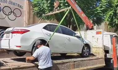 En Yacuiba secuestran otro auto denunciado como robado, en un parqueo del Concejo Municipal