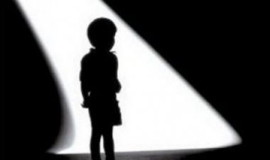 Madre quema las manos de su hijo de 7 años por sacar 5 bolivianos