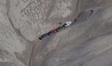 Policía chilena encuentra más camionetas robadas en pleno desierto