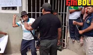 En Los Yungas obligan a la Policía a cumplir su trabajo a punta de chicotazos