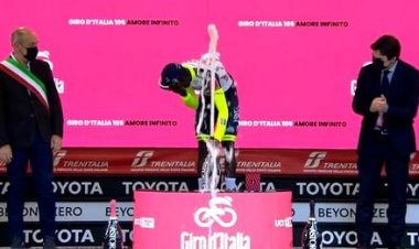 Insólito accidente: un ciclista se lastimó un ojo descorchando el champán