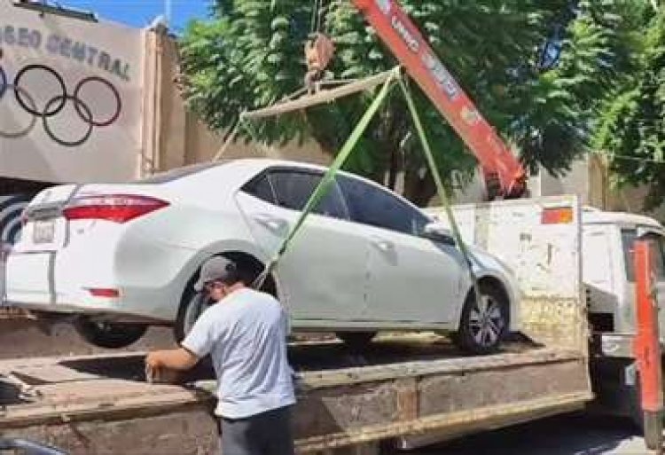 En Yacuiba secuestran otro auto denunciado como robado, en un parqueo del Concejo Municipal