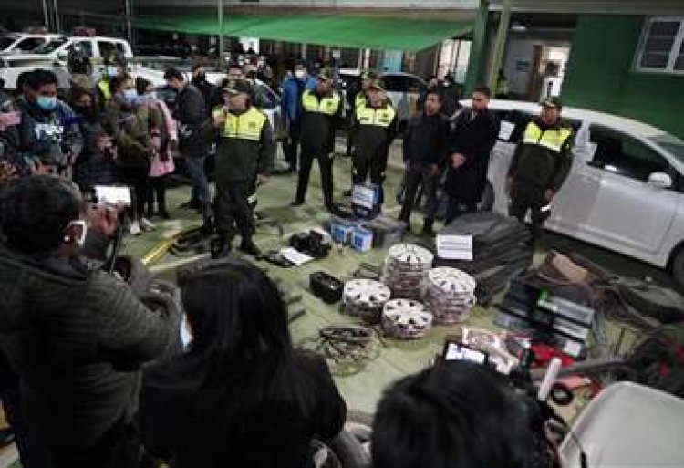 Involucran a dos funcionarios en la venta de autopartes de vehículos incautados en Oruro