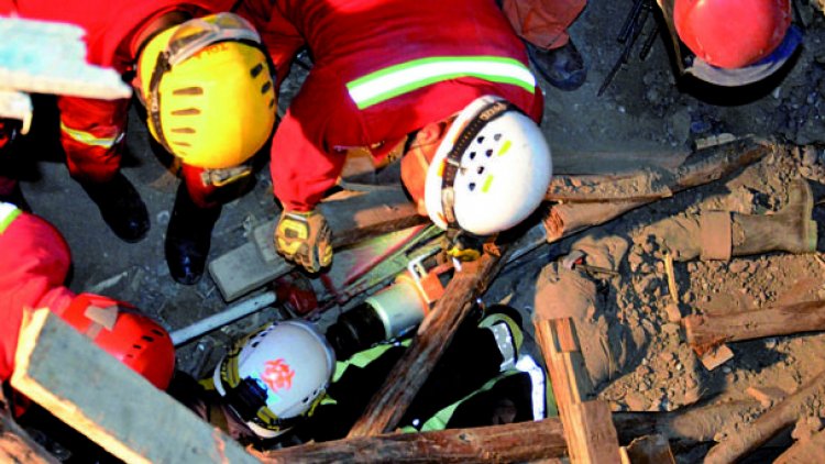Obra autorizada por Palca en La Paz se derrumba y mata a dos obreros