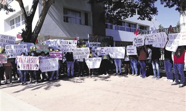 Docentes acusados de violación por estudiantes no aparecen y Yapacaní se une al reclamo