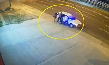 Emiten orden de aprehensión para las personas que golpearon a una mujer en un taxi