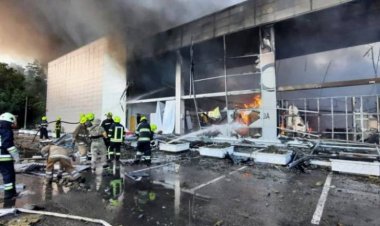 Al menos 10 muertos y más de 40 heridos en ataque con misil en centro comercial de Ucrania