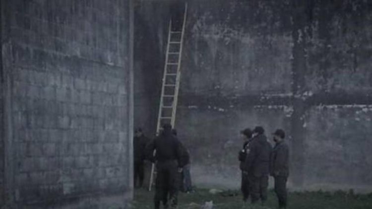 Reos usaron una cuerda y una escalera para escapar; investigan a la pareja de uno