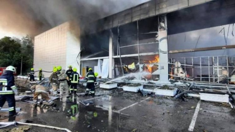 Al menos 10 muertos y más de 40 heridos en ataque con misil en centro comercial de Ucrania