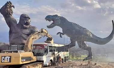 Escultor termina montaje de gorila y dinosaurio gigantes en Villa Tunari