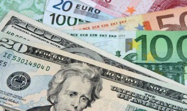 El euro cae brevemente por debajo del dólar por primera vez desde finales de 2002