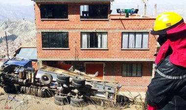 Un carro cisterna vuelca y derrama combustible en una vía de La Paz