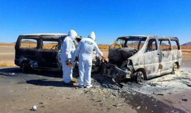 Un chofer muere calcinado tras un choque frontal de minibuses en la ruta Oruro-Potosí