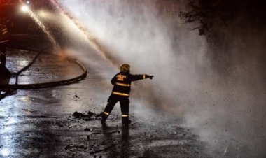 Con el fuego aún activo, incendio en el Gran Vía afectó al menos 50 anaqueles