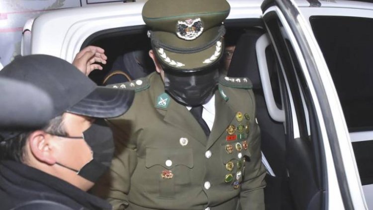 Dan detención domiciliaria al capitán de la Policía acusado de tráfico de autos robados