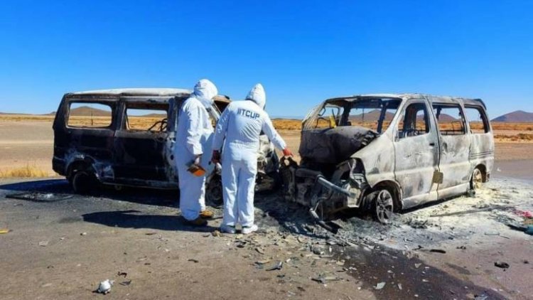 Un chofer muere calcinado tras un choque frontal de minibuses en la ruta Oruro-Potosí