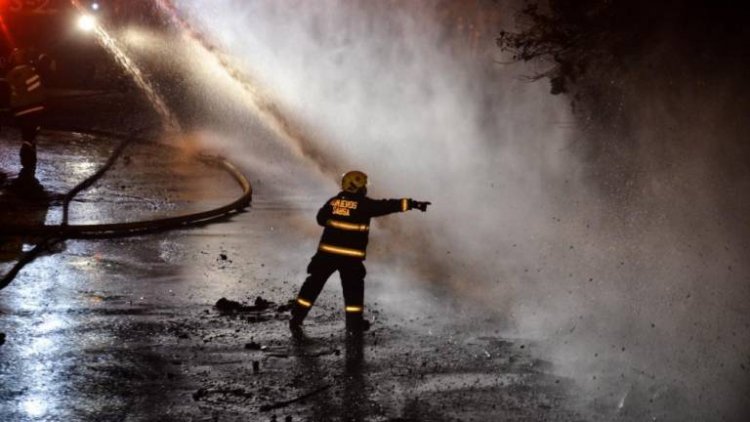 Con el fuego aún activo, incendio en el Gran Vía afectó al menos 50 anaqueles