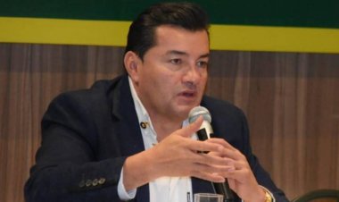 Jhonny Fernández pide la renuncia de directores y secretarios “por la salud de su gestión”