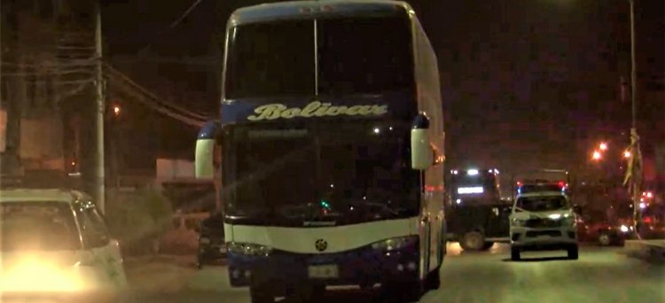 Interceptan a un bus que circulaba sin luces en plena carretera