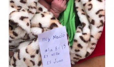 Una mujer traslada en un bolsón a su bebé y lo abandona en una jardinera