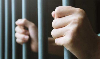 Detienen a tres personas por fotografiar a mujeres en un baño público