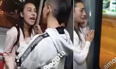 Amor tóxico: Joven se cuelga de puerta del bus tras pelearse con su novia
