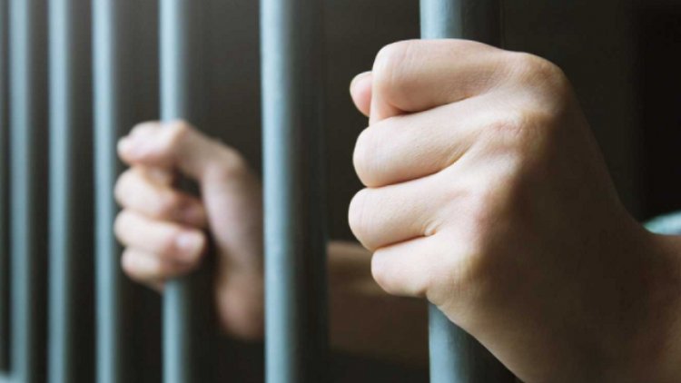 Detienen a tres personas por fotografiar a mujeres en un baño público
