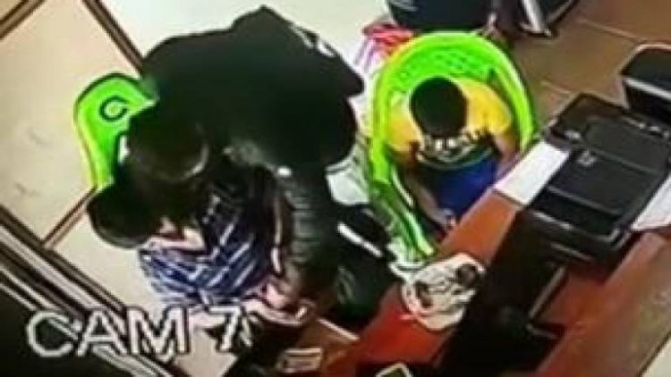 Dos sujetos atracan internet en Santa Cruz y amenazan a menores con arma de fuego