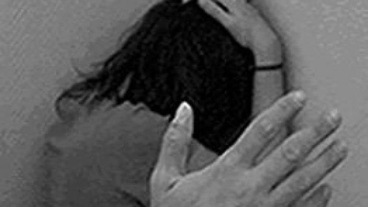 Aprehenden a una fiscal y un policía por liberar al acusado de violar a una niña hasta llevarla a la muerte