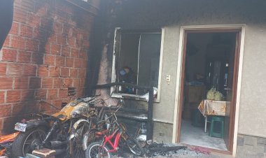 Incendio en un domicilio en el Barrio Narciso campero dejó daños materiales de consideración.