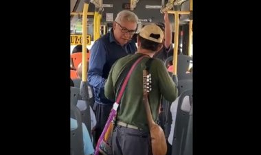 Terminó de cantar, se sentó y el chofer detuvo el colectivo para pedirle el boleto pero el hombre se negó